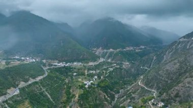 Deqin, Yunnan 'daki Baima Karlı Dağı' nın hızlandırılmış hava görüntüsü