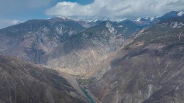 Nyingchi, Tibet, Çin 'deki Yarlung Tsangpo Büyük Kanyonu ve Namcha Barwa Tepesi' nin hava manzarası..