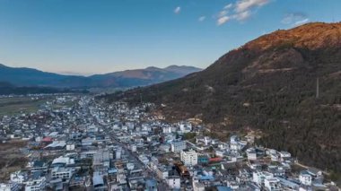 Weixi County, Yunnan Eyaleti, Çin 'deki kış kar manzarasının hızlandırılmış görüntüsü