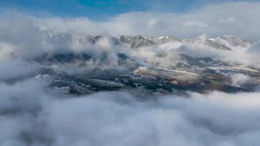 Weixi County, Yunnan Eyaleti, Çin 'deki kış kar manzarasının hızlandırılmış görüntüsü