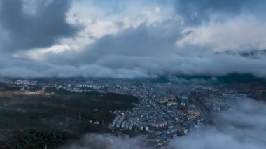 Weixi County, Yunnan Eyaleti, Çin 'deki kış kar manzarasının hızlandırılmış görüntüsü