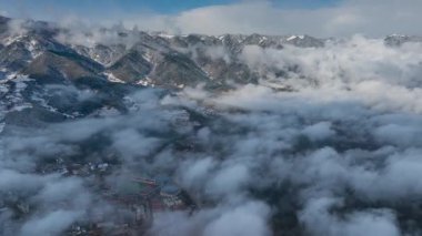 Weixi County, Yunnan Eyaleti, Çin 'deki kış kar manzarasının hızlandırılmış görüntüsü