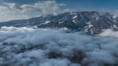 Weixi County, Yunnan Eyaleti, Çin 'deki kış kar manzarasının hızlandırılmış görüntüsü