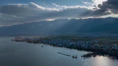 Erhai Gölü ve Çin 'in Dali, Yunnan kentindeki Cangshan Dağı' nın güzelliğini gösteren hızlandırılmış hava görüntüleri.
