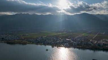 Erhai Gölü ve Çin 'in Dali, Yunnan kentindeki Cangshan Dağı' nın güzelliğini gösteren hızlandırılmış hava görüntüleri.