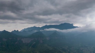 Chongqing, Çin 'deki Jinfo Dağı' nın bulut ve sis manzarasının hızlandırılmış hava görüntüleri.