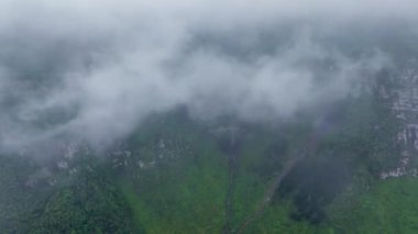 Chongqing, Çin 'deki Jinfo Dağı' nın bulut ve sis manzarasının hızlandırılmış hava görüntüleri.