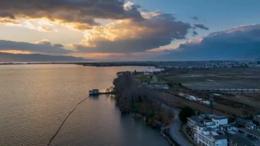Dali, Yunnan, Çin 'deki Erhai Gölü üzerindeki gündoğumunun hızlandırılmış hava görüntüsü