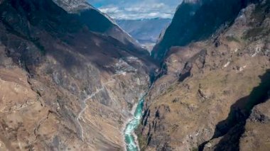 Lijiang, Yunnan, Çin 'deki Kaplan Sıçrayan Vadisi ve Jinsha Nehri' nin hızlandırılmış hava görüntüleri..