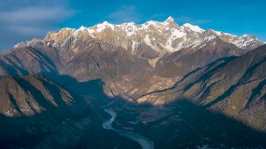 Nyingchi, Tibet, Çin 'deki Yarlung Tsangpo Büyük Kanyonu ve Namcha Barwa Tepesi' nin hava manzarası..