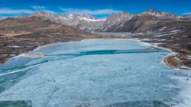 Kış boyunca Sichuan, Çin 'deki Batang County' deki Rahibe Gölleri 'nin hava manzarası..