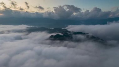 Leishan County, Guizhou, Çin 'deki bulutların ve sislerin hava görüntüsü.