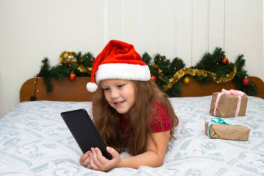 Noel çevrimiçi tebrikler. Video için mobil tablet kullanan gülümseyen kız arkadaş ve aileleri ara. Noel alışverişi, iş ve eğitim.. 