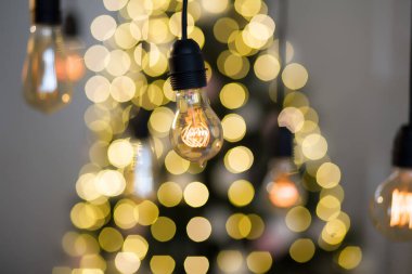 İp ışıkları, bulanık bir Bokeh Noel ağacına çelenk takıyor. Bir ışık denizi, güzel bir bokeh. Tebrik kartı için arkaplan