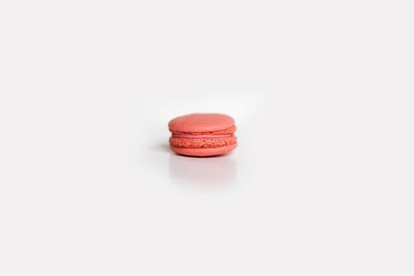 Macaron Français Rose Isolé Sur Fond Blanc Avec Fond Abstrait — Photo