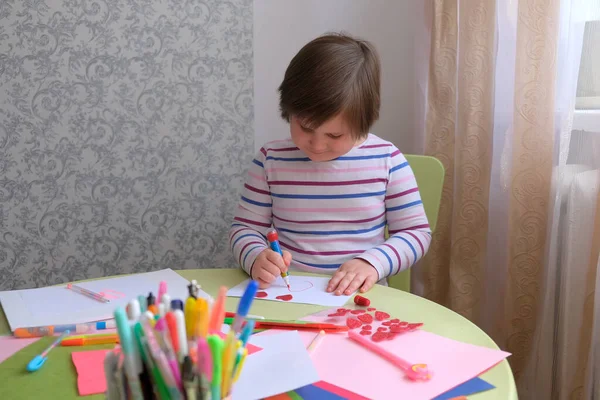 子供の女の子は 絵を描き 心を切り取ります 子供の創造性 バレンタインの日への贈り物母の日父の日 自宅での封鎖中の授業 — ストック写真