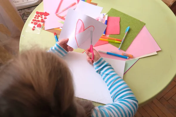 Een Meisje Tekent Schildert Snijdt Een Hart Eruit Creativiteit Van — Stockfoto