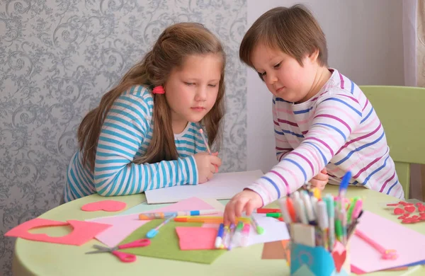 Meisjes Maken Ansichtkaarten Aan Tafel Creativiteit Van Kinderen Cadeau Voor — Stockfoto