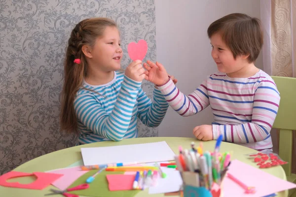 Meisjes Maken Ansichtkaarten Aan Tafel Creativiteit Van Kinderen Cadeau Voor — Stockfoto