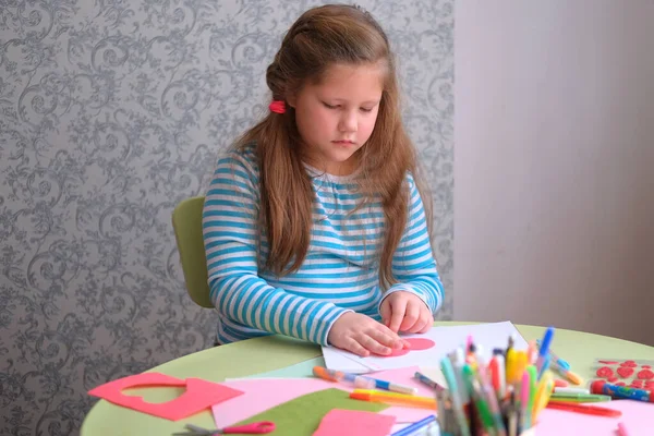 Dětská Dívka Kreslí Maluje Vyřezává Srdce Portrét Dívky Srdcem Dětská — Stock fotografie