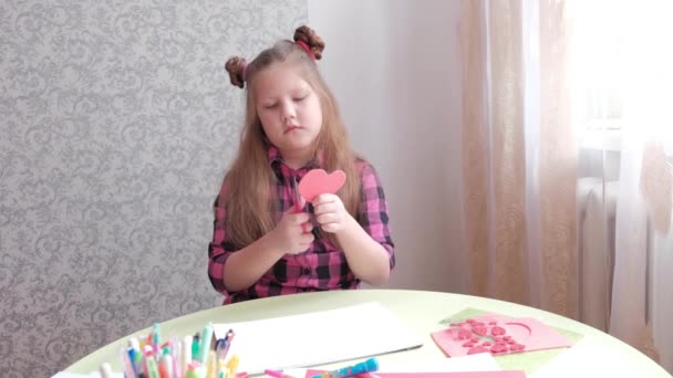 Una Bambina Anni Siede Taglia Cuore Feltro Cartolina Artigianale San — Video Stock