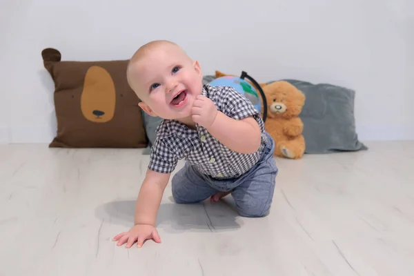 Leuke Kleine Peuter Baby Kind Kruipen Warme Houten Vloer Glimlachend — Stockfoto