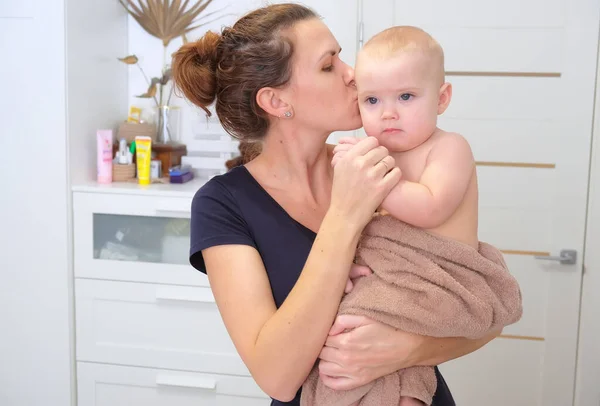 Mamma Med Ett Barn Frottéhandduk Famnen Barn Efter Bad Sköt — Stockfoto