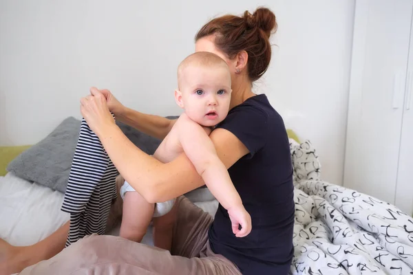 Mamma Klär Barnet Sängen Sovrummet Randig Pyjamas Tuddler Tittar Ramen — Stockfoto