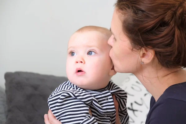 Mamma Kysser Barnet Närbild Porträtt Barnet — Stockfoto