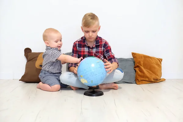 Bratři Chlapci Hrají Glóbem Starší Bratr Otáčí Zeměkoulí Ukazuje Dítěti — Stock fotografie