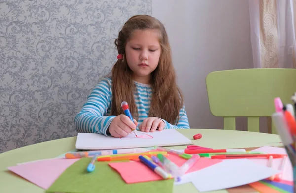 Una Niña Dibuja Pinta Corta Corazón Retrato Una Niña Con — Foto de Stock