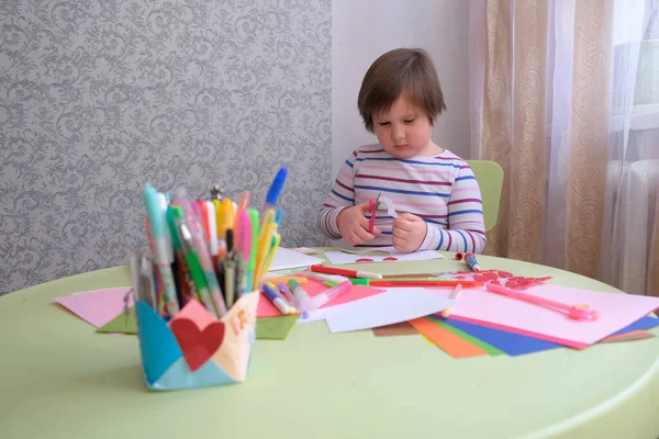 Děvčátko Kreslí Maluje Vyřezává Srdce Dětská Tvořivost Dárek Valentýna Den — Stock fotografie
