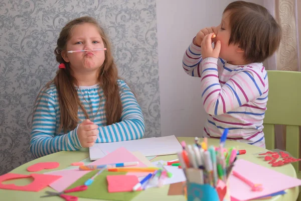 Sestro Děti Hrají Kreslí Stříhají Stolu Děti Hrají Dopřávají Zůstaň — Stock fotografie