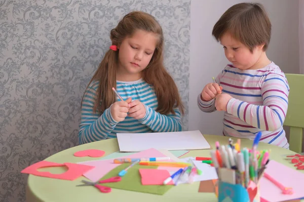 Zuster Meisje Kinderen Spelen Trekken Knippen Aan Tafel Kinderen Spelen — Stockfoto