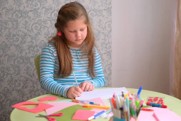 Děvčátko Kreslí Maluje Vyřezává Srdce Dětská Tvořivost Dárek Valentýna Den — Stock fotografie