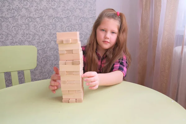 Kind Meisje Thuis Blijven Spelen Een Spel Met Houten Blokken — Stockfoto