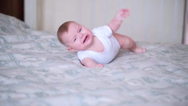귀여운 아기는 구르는 배운다 아기는 미소짓고 웃습니다 — 비디오