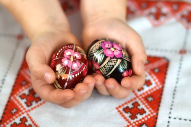 Geleneksel Ukrayna Slav tasarımlı renkli Paskalya yumurtaları. Geleneksel işlemeli masa örtüsü vyshyvanka üzerinde el yapımı Ukraynalı güzel bir geleneksel. Seçici odak