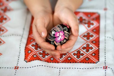 Geleneksel Ukrayna Slav tasarımlı renkli Paskalya yumurtaları. Geleneksel işlemeli masa örtüsü vyshyvanka üzerinde el yapımı Ukraynalı güzel bir geleneksel. Seçici odak