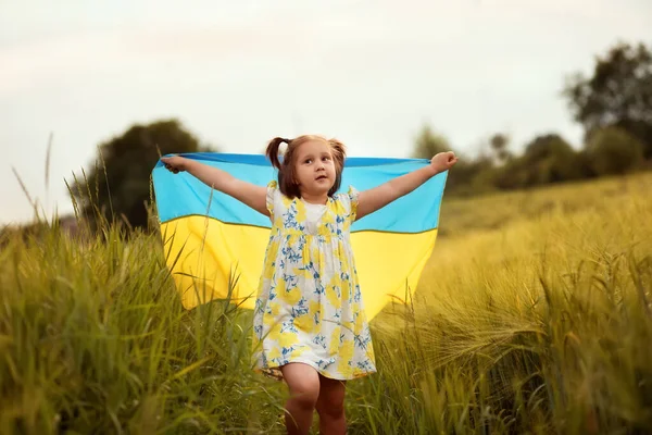 Красива Усміхнена Українська Дівчина Біжить Через Пшеничне Поле Розмахуючим Жовтим — стокове фото