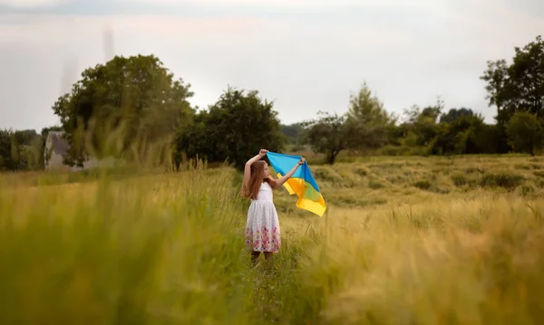 Vacker Söt Leende Ukrainsk Flicka Springer Över Ett Vetefält Med — Stockfoto