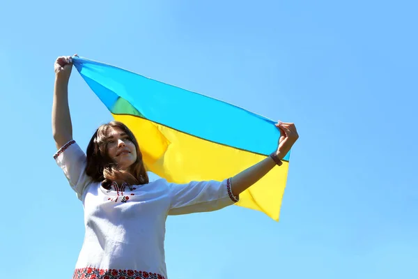 Красивая Украинка Вышитой Рубашке Размахивающим Желто Голубым Флагом Руках Фоне — стоковое фото
