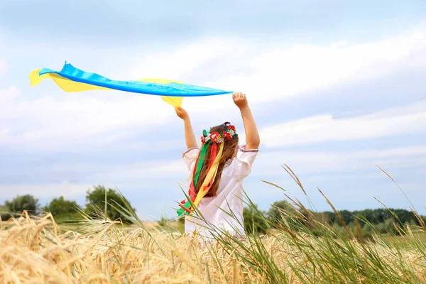 Bandeira Amarela Azul Ucrânia Nas Mãos Uma Linda Garota Uma — Fotografia de Stock