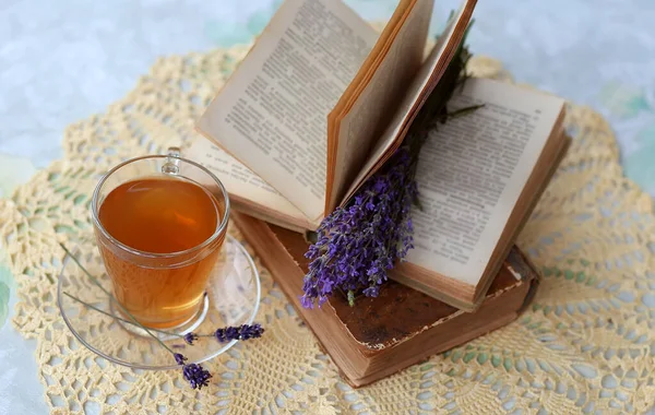 Herbata Lawendowa Szklanym Kubku Bukiet Lawendy Otwartej Książce Pokrojone Dojrzałe — Zdjęcie stockowe