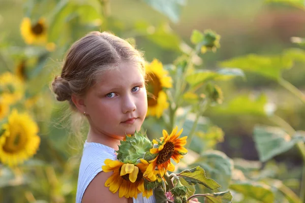 Belle Fille Joyeuse Avec Tournesol Profiter Nature Rire Champ Tournesol — Photo