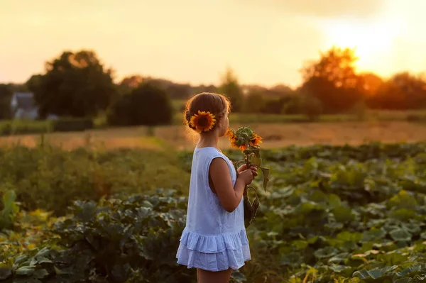 Belle Fille Joyeuse Avec Tournesol Profiter Nature Rire Champ Tournesol — Photo