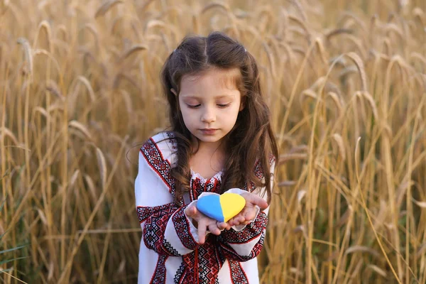 Українське Серце Несеться Дівчинкою Жовте Синє Серце Шпилети Пшениці Руках — стокове фото