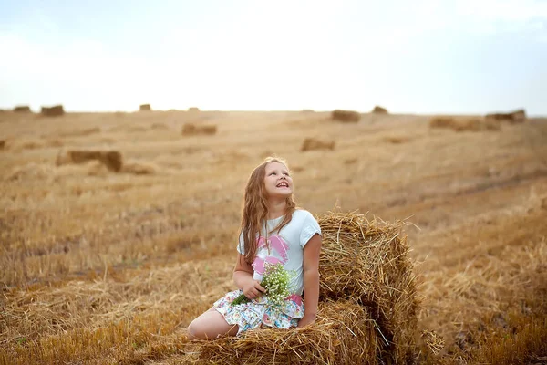 Portrait Une Fille Tenant Bouquet Fleurs Champs Belle Fille Dans — Photo