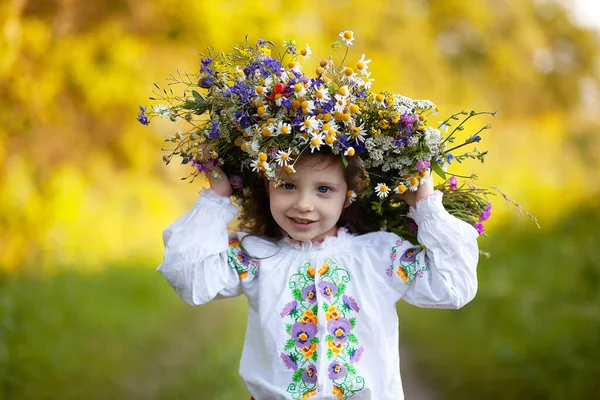 Маленька Дівчинка Одягнена Вишиту Сорочку Величезним Вінком Польових Квітів Любіть — стокове фото