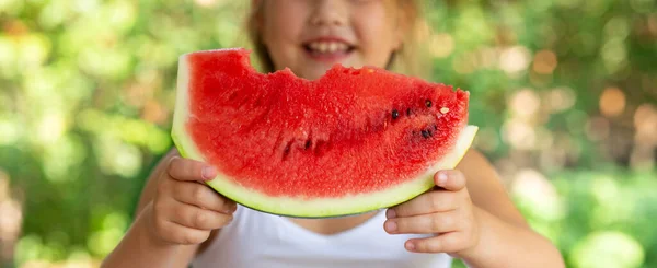 Schattig Meisje Eet Watermeloen Selectieve Focus Taarten Van Watermeloen Handen — Stockfoto